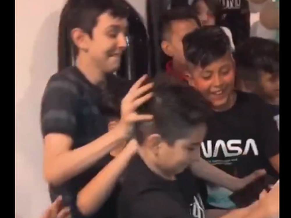 Un niño fingió un desmayo en su cumpleaños y la reacción de su madre se hizo viral