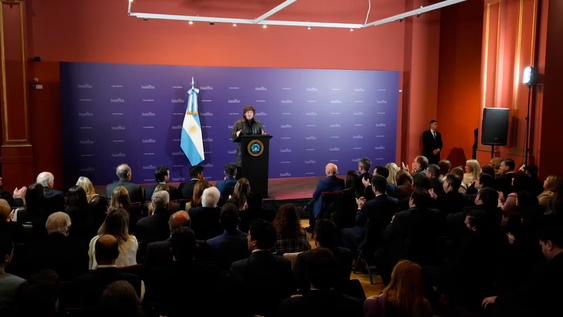 Los diputados y senadores escuchan al presidente Javier Milei.
