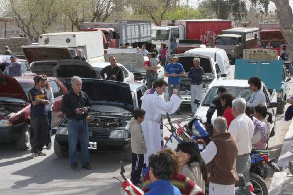 Autos y embarazadas recibieron una bendición en el día de Santa Rosa