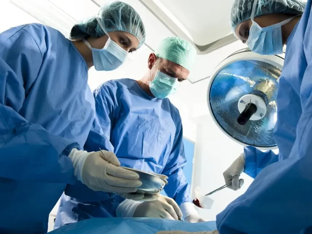 Preocupación en clínicas por aumentos del 28% en prótesis: hay faltantes que retrasan cirugías