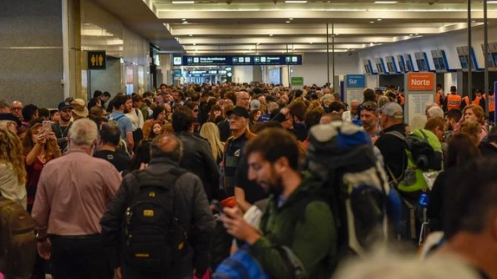 Los sindicatos aeroportuarios levantaron la medida de fuerza