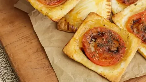 Receta de tartines de tomate al horno, muy fáciles y rápidos.