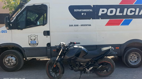 Recuperan una moto robada a punta de pistola y una bicicleta sustraída mientras dormían sus dueños