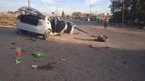 Fuerte choque entre un auto y un utilitario dejó como saldo tres heridos, uno de ellos grave