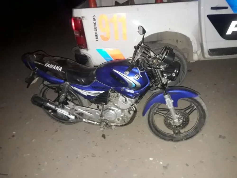 La Policía lo halló tendido en la calle inconsciente: iba en moto y había chocado con un auto