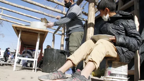 Piden medias para donar a unos 600 chicos que asisten a los merenderos