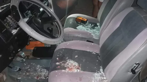 Motociclista hizo carambola con dos autos y quedó tirado con el brazo derecho cortado