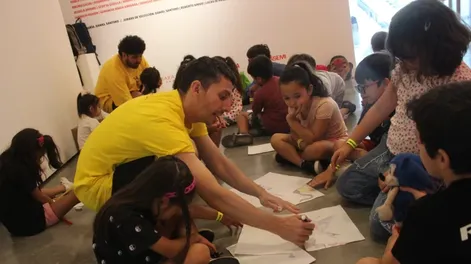 Diario de Cuyo | Pintura mural. Los chiquitos de 6 años trabajaron un animal imaginario con ayuda de sus profesores atentos a las indicaciones. (Fotos: Daniel Arias)