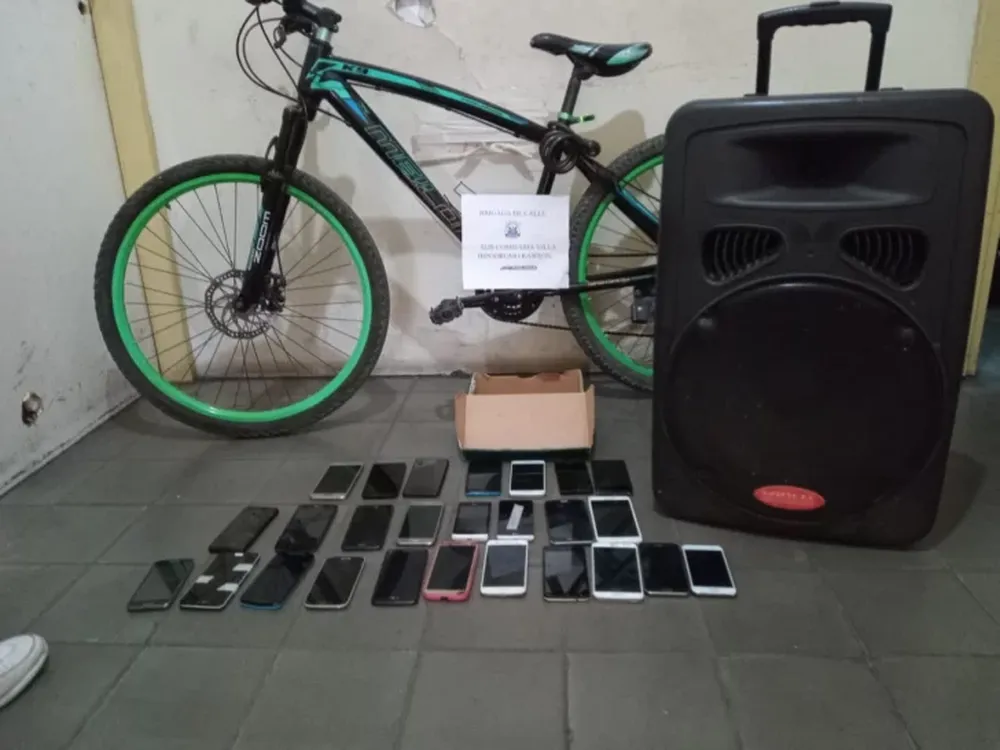 Le allanaron la casa y encontraron 25 celulares robados: terminó preso