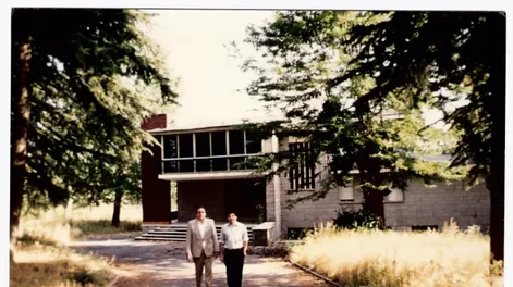 La imagen muestra al periodista sanjuanino, Luis Eduardo Meglioli entrevistando José Miguel Vannien la antigua residencia 17 de Octubre.