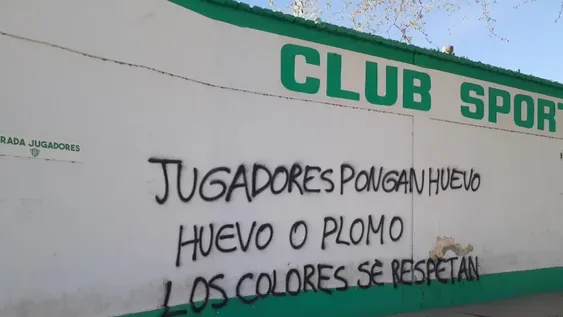 “Huevo o plomo”: el mensaje de la barra de Sportivo Desamparados a los jugadores
