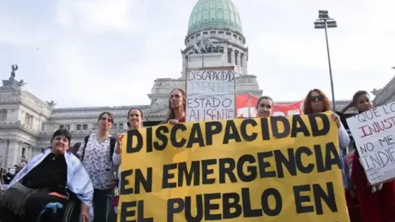MOVILIZACIÓN POPULAR. La lucha por la ley de Discapacidad también se libró en las calles, frente al Congreso Familiares, discapacitados y prestadores de todo el país hicieron oír sus reclamos. Para ellos, se hizo justicia.