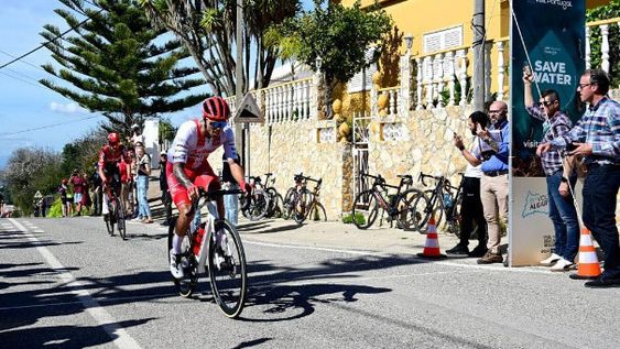 Nicolás enganchó una fuga tempranera para pelear las metas, acá gana en Marmelete. Antes lo había hecho en el Alto de la Picota.