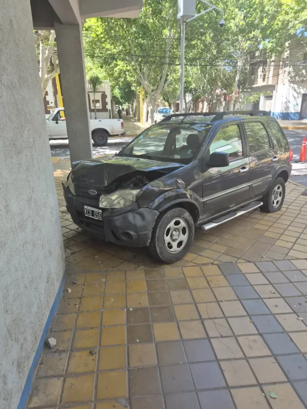 Un choque en el centro terminó con un auto sobre la vereda y su conductora en el hospital