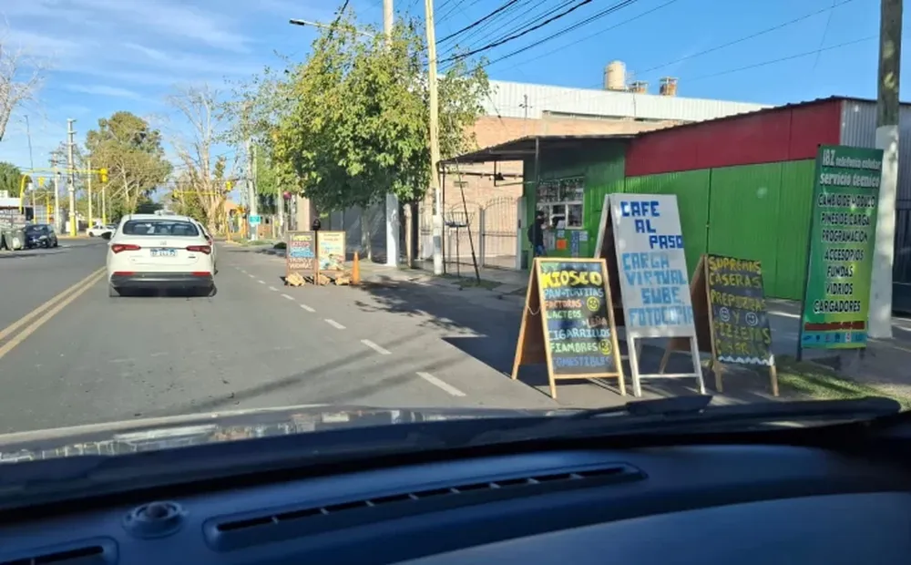 El peligro de carteles comerciales en la calle