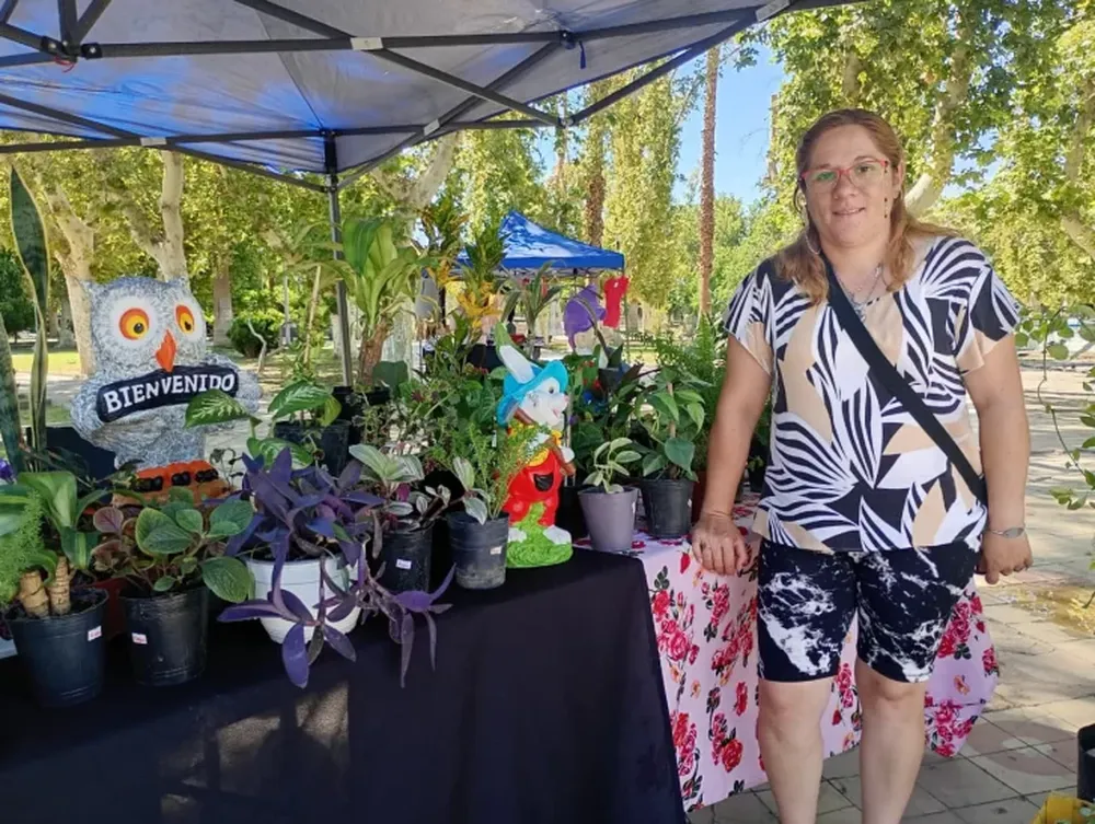 Convirtió su pasión en su principal fuente de ingreso y lleva 15 años sostenido con esfuerzo su vivero itinerante