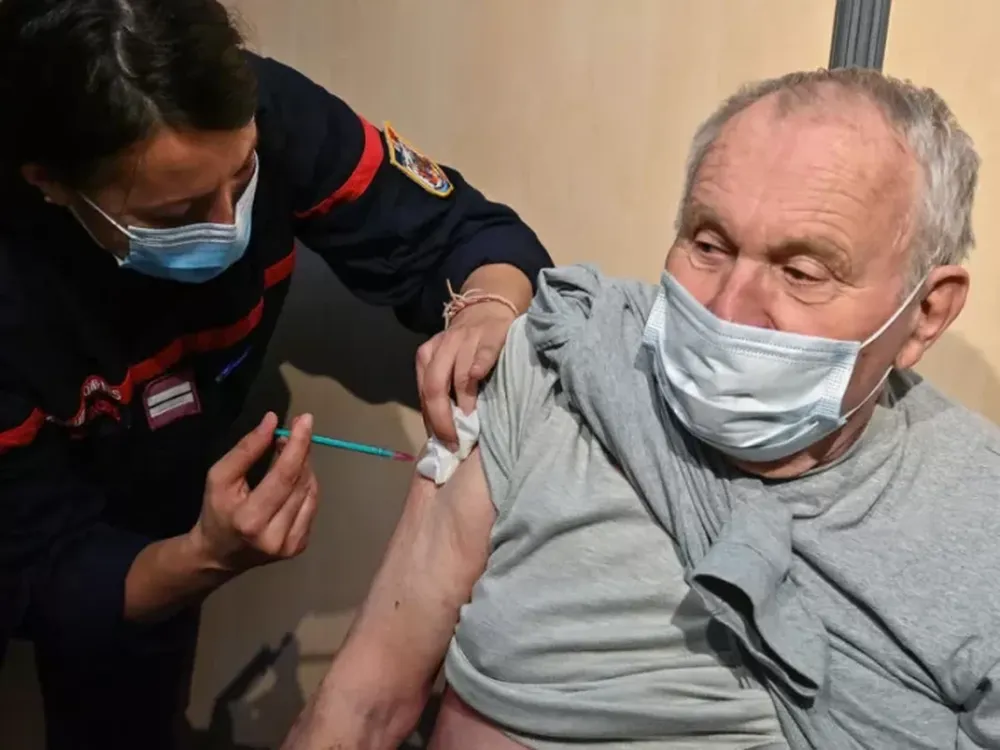 Francia abrirá el 15 de junio la vacunación contra el coronavirus para todos los adultos