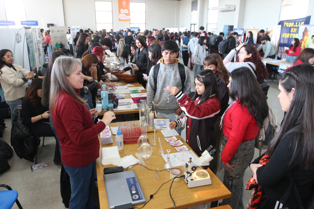 En el stand de la carrera del Profesorado en Química, los estudiates pueden mezclar sustancias y realizar diferentes experimentos. En el stand de la carrera del Profesorado en Química, los estudiates pueden mezclar sustancias y realizar diferentes experimentos.