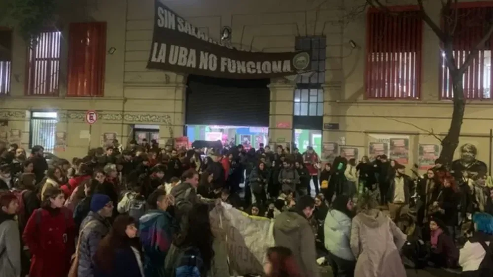 Estudiantes tomaron distintas facultades de la UBA en repudio a la condena a Cristina Kirchner