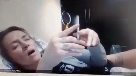 Una jueza apareció en una audiencia virtual en ropa interior y fumando