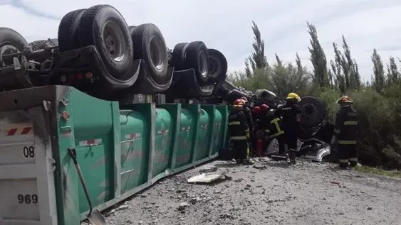 Identificaron al camionero que murió en el vuelco: iba rápido y quiso esquivar unos perros