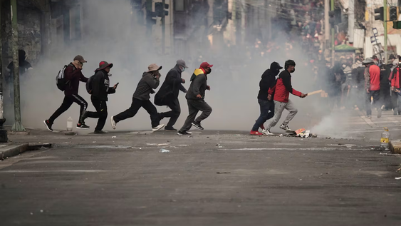 tension en la marcha contra el gobierno en bolivia: los manifestantes se enfrentaron con la policia