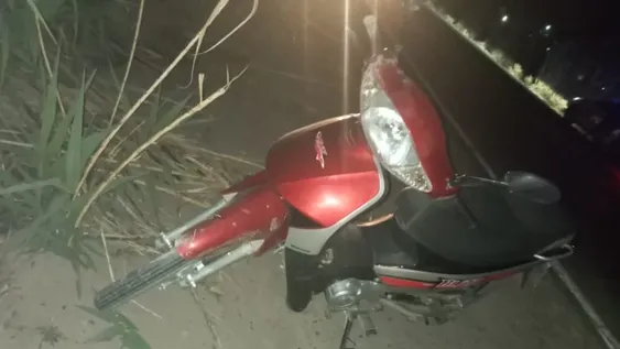 Dos chicos de 14 años circulaban en moto y chocaron con un auto: fueron hospitalizados