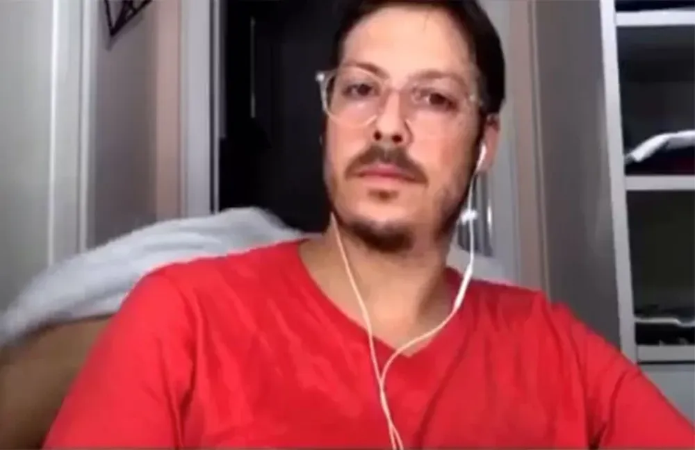 Se agachó para que no la vieran, no funcionó y salió desnuda en una videollamada de su marido