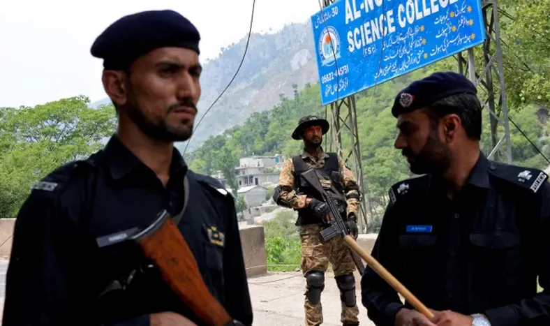 Escala la crisis entre la India y Pakistán: bombardeos, disparos de artillería y más de 30 muertos