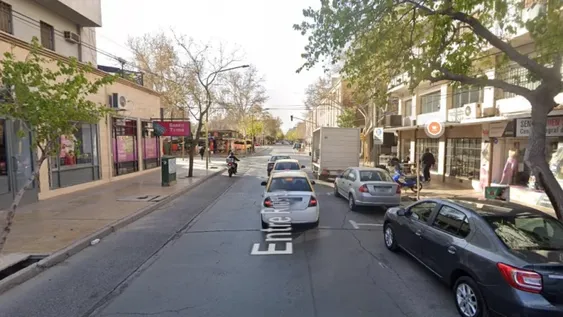 En pleno centro, un ladrón rompió una puerta de blindex para entrar a un Pago Fácil