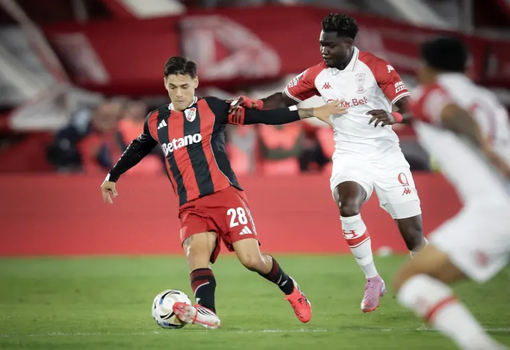River Plate venci&oacute; a Hurac&aacute;n en Parque Patricios. Fue el primer triunfo en la era de Eduardo Chacho Coudet.