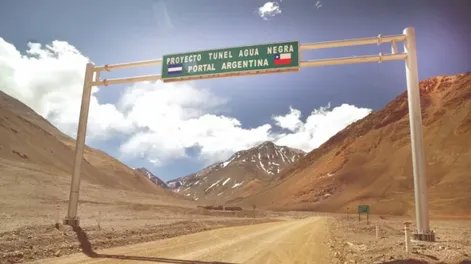 Paso de Agua Negra: una camioneta volcó en una zona peligrosa y una persona quedó atrapada