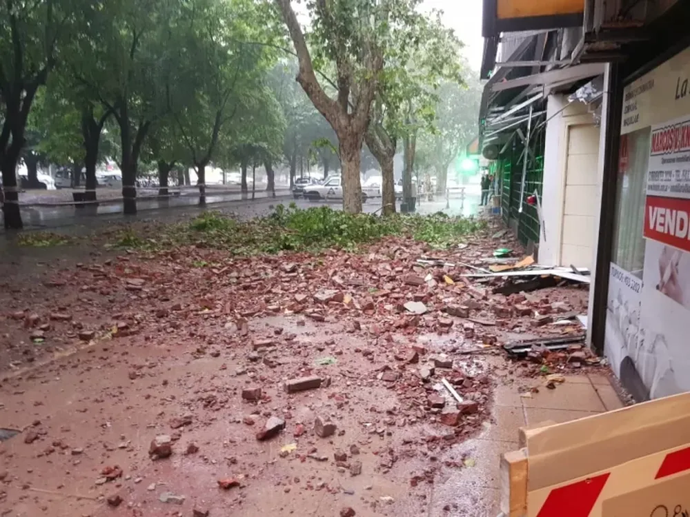 Se desplomó la fachada de un edificio en pleno centro de Mar del Plata