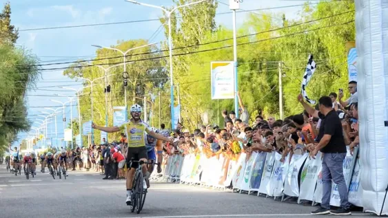 La definición. Con todo Jáchal en la calle, Marcos Méndez festeja su victoria (foto: Prensa Giro del Sol).