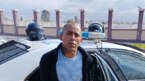 Detuvieron a un sujeto que apuntó con un cuchillo y le dio un golpe de puño a un hombre para robarle