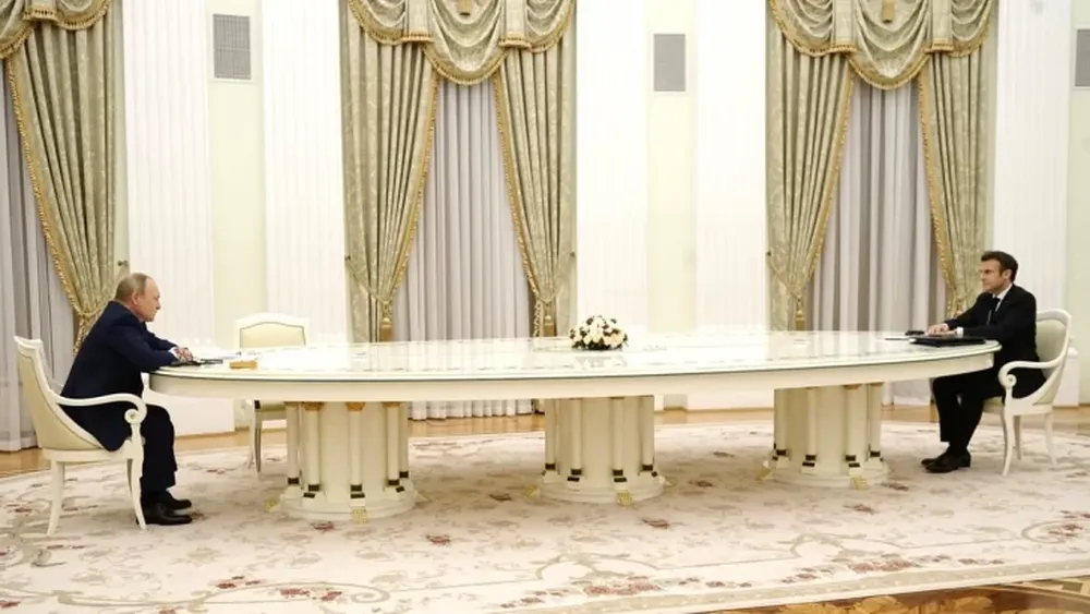 La enorme mesa de la reunión entre Putin y Macron generó una ola de memes en las redes