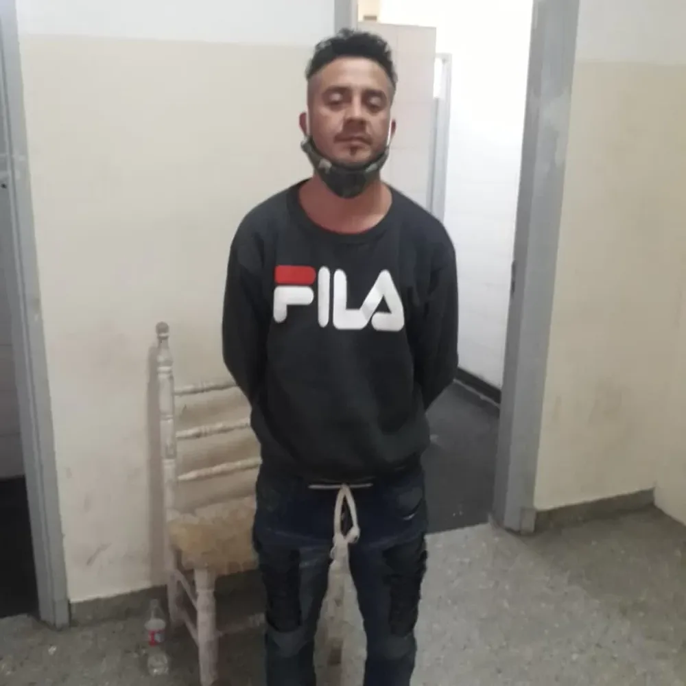 Agarró del cuello a su mujer mientras sostenía a su bebé en brazos