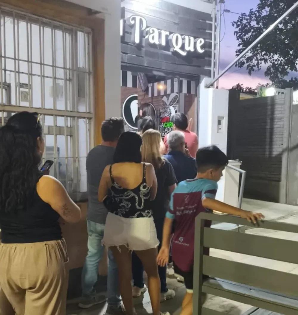 Heladerías desbordadas y largas filas para aprovechar el 2×1 de la “Noche de las Heladerías” en San Juan