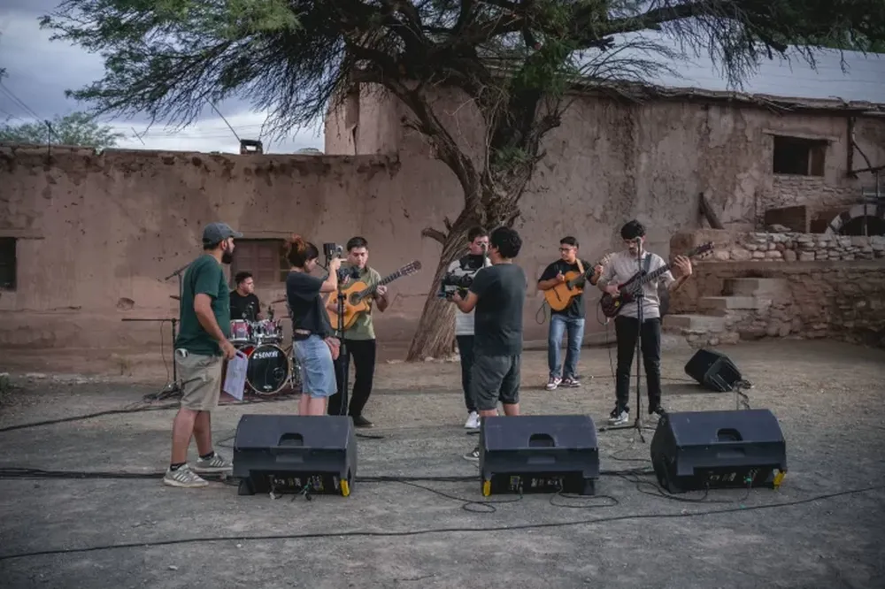“Buenaventura Luna – 120 años / Sesiones en vivo”, es un proyecto audiovisual que rinde homenaje al poeta con una serie de interpretaciones registradas en Huaco, con artistas jachalleros.