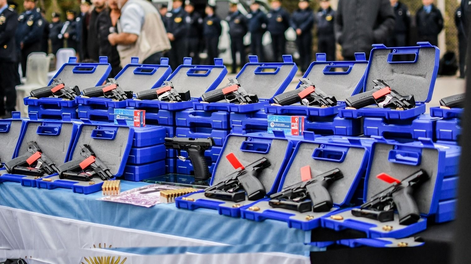 la policia de san juan aun registra la entrega de armas con fichas de papel: el sistema quedo bajo la lupa