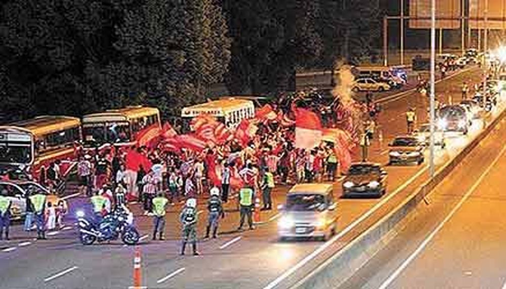 Estudiantes viajó a la plata escoltado por una caravana