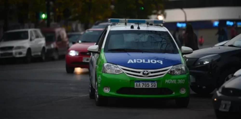 Seis hombres vestidos de policías golpearon a dos familias y huyeron con casi $2 millones