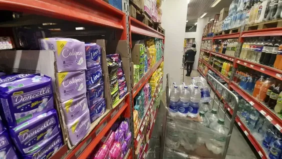 EL MEJOR DATO. El rubro Alimentos y Bebidas no Alcohólicas mantiene la tendencia de menor suba mensual. Se espera que el resultado del consumo masivo en junio traiga otra buena noticia para el Gobierno con una suba importante..