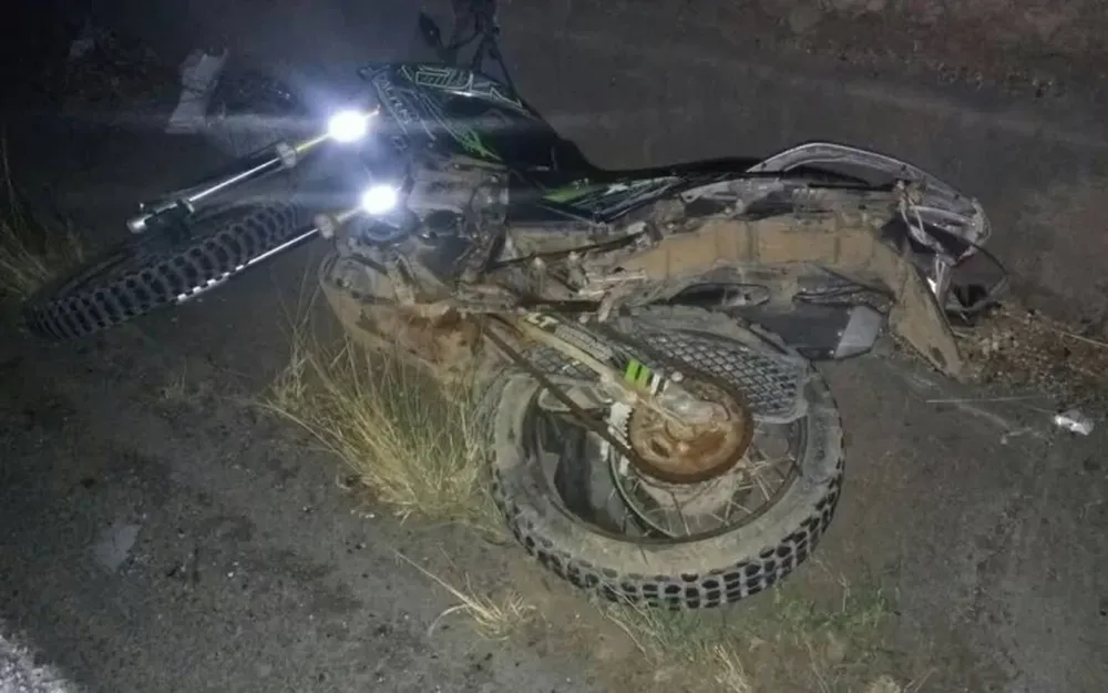 Dos jóvenes viajaban en moto, chocaron con un caballo y sufrieron importantes heridas