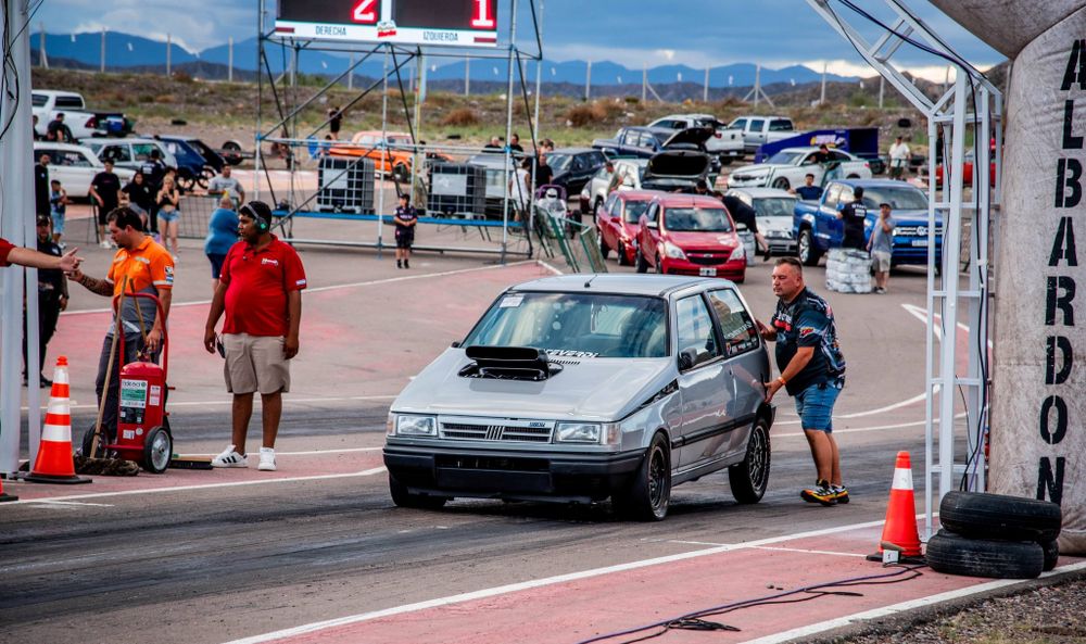 El Picódromo Albardón despide la temporada nocturna con una doble jornada de picadas de autos y motos.
