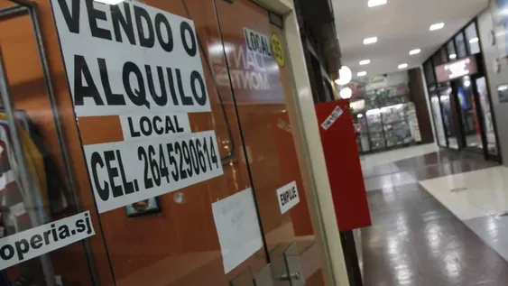 Para ahorrar costos, los negocios del centro se mudan a locales más chicos