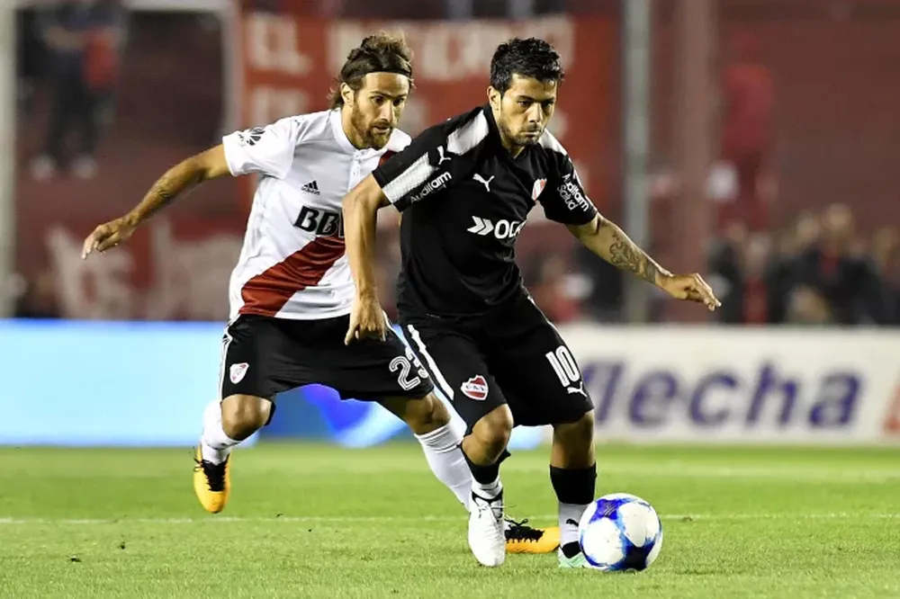 Independiente aprovechó que River se quedó con uno menos y lo superó en el clásico