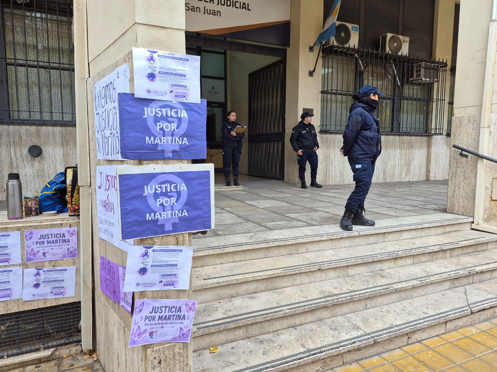 Mientras se realizaban los alegatos, amigos y familiares de Martina, la v&iacute;ctima, colocaron carteles en las afueras de Tribunales, con la consigna de pedido de justicia.&nbsp;