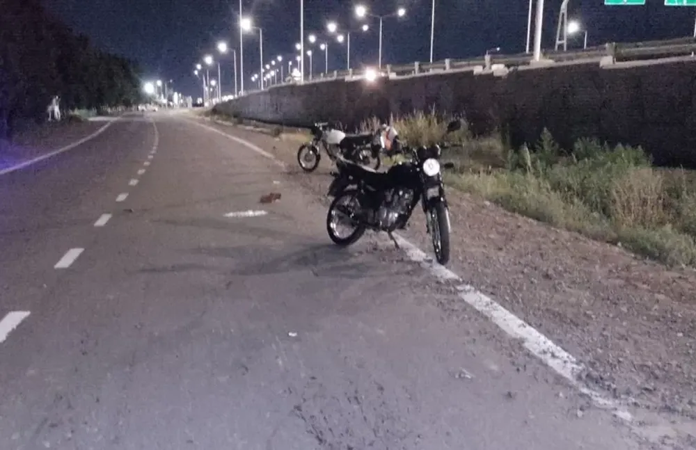 Perdió el control de la moto, se fue al suelo y su acompañante se fracturó la pierna