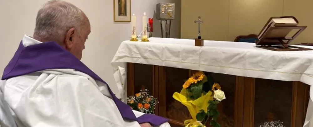 La primera foto. En la imagen, la primera que muestra el Vaticano desde que Francisco está internado, el pontífice está de espaldas con una estola de color morado y se puede observar de semiperfil su rostro. Concelebró una misa y envió un mensaje a la feligresía católica del mundo.